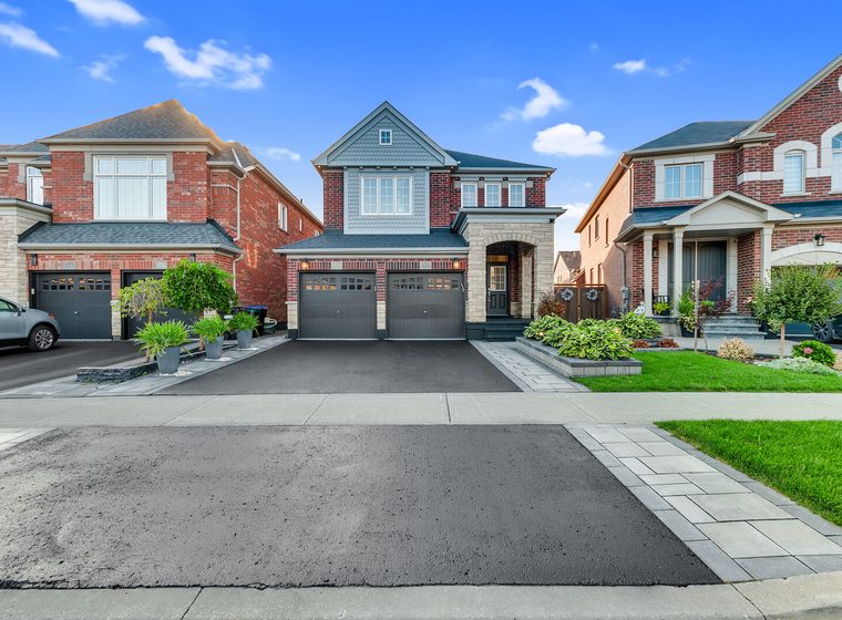 Real estate exterior with blue sky — York Region